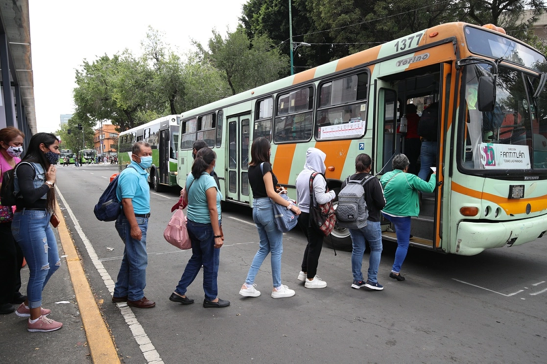 El flujo de pasajeros en el transporte público de las principales urbes registró una disminución mensual en junio, reveló el Inegi. Foto María Luisa Severiano / Archivo