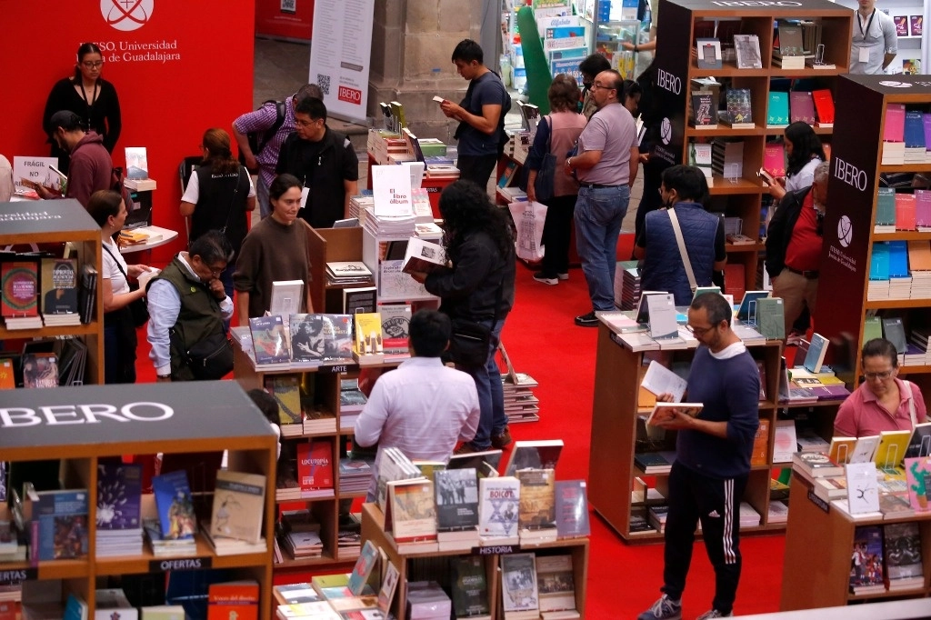 Asistentes a la Feria Internacional del Libro del Palacio de Minería, el 25 de febrero de 2024. Foto María Luisa Severiano