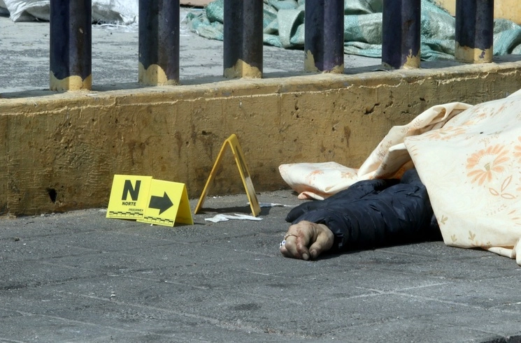 Persona fallecida en las inmediaciones del barrio de Tepito en imagen de archivo. Foto Alfredo Domínguez