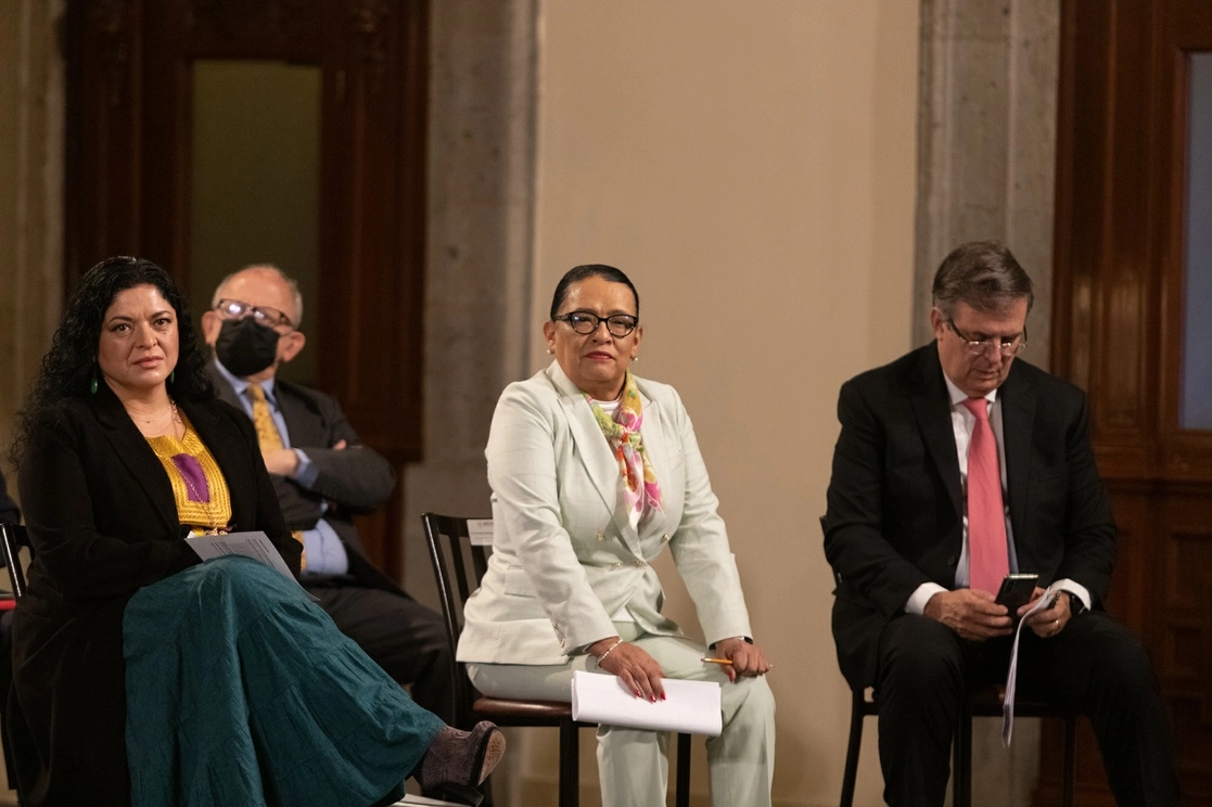 La secretaria de Cultura, Alejandra Frausto; el director general del INAH, Diego Prieto; la responsable de la Secretaría de Seguridad y Protección Ciudadana, Rosa Icela Rodríguez; y el canciller Marcelo Ebrard, participaron ayer en la conferencia en Palacio Nacional. Foto Pablo Ramos