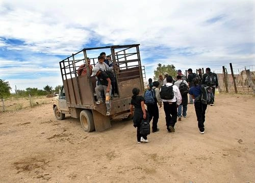 El Consejo Nacional de Evaluación de la Política de Desarrollo Social señaló que la variación anual de la línea de pobreza extrema por ingresos disminuyó 3.1 puntos porcentuales en el ámbito rural y 2.2 en el urbano en febrero de 2024 respecto al mes anterior. Foto Marco Peláez / Archivo
