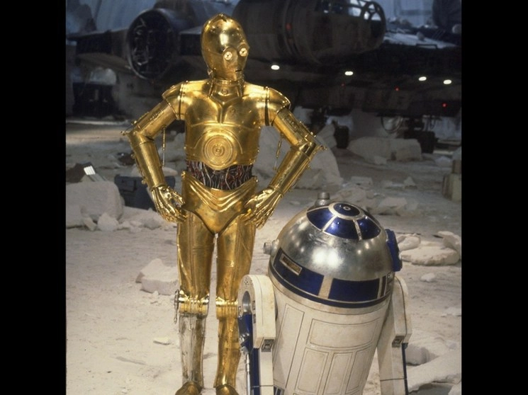 C-3PO y R2D2, dos de los personajes más famosos de la saga iniciada por George Lucas. Foto tomada de www.facebook.com/starwarsla