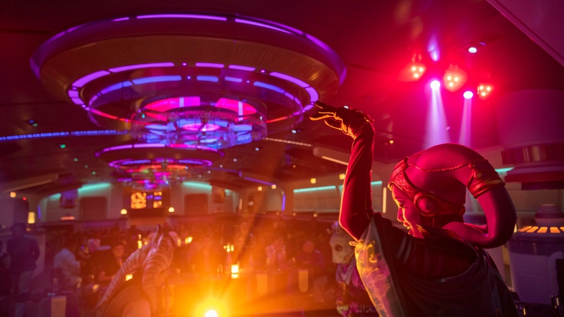 Los visitantes al Star Wars: Galactic Starcruiser podrán convivir con personajes de la película. Foto @DisneyParks