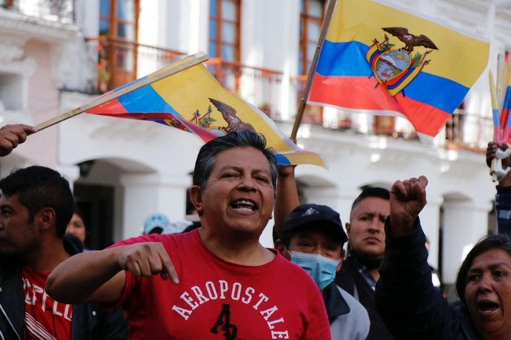 Personas protestan contra el presidente de Ecuador, Guillermo Lasso, en la Plaza de la Independencia en Quito, el 17 de mayo de 2023. Foto Afp 