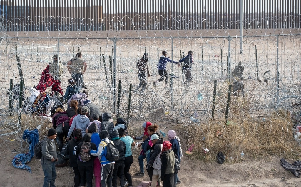 Migrantes violan la infraestructura establecida por la Guardia Nacional de Texas en el Río Grande en El Paso, Texas, el jueves 21 de marzo de 2024. Foto Ap