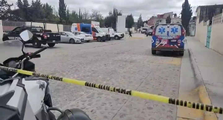 En las afueras de la escuela, hay una ambulancia del Servicio Médico Forense cuyos conductores están en espera del levantamiento del cadáver así como patrullas y unidades de Protección Civil, el 14 de noviembre de 2023. Foto 'La Jornada'
