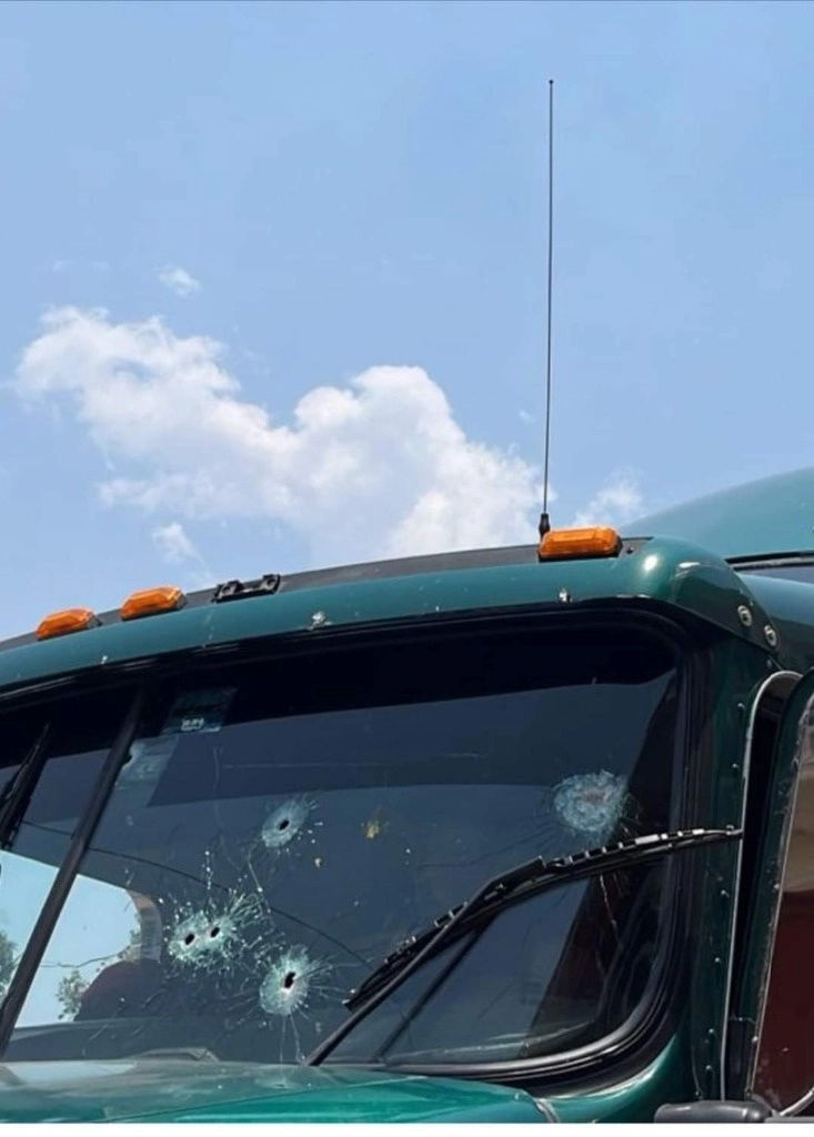 Algunas balas impactaron directamente en la cabina del conductor del tráiler. Foto captura de pantalla del video difundido en redes