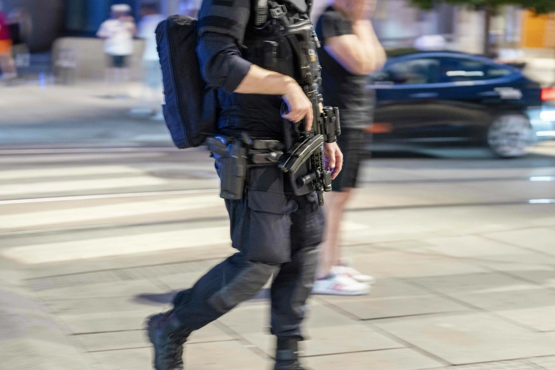 En imagen de archivo, un policía armado tras un tiroteo en una ciudad de EU. Foto Afp
