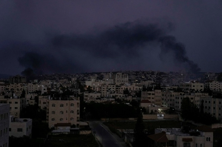 Una columna de humo se eleva tras un bombardeo israelí sobre Cisjordania. Foto Ap.