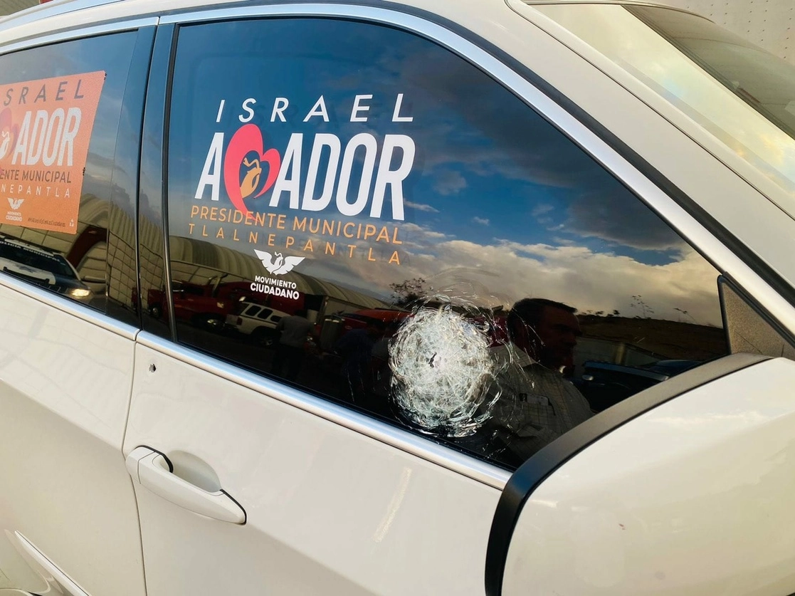 Trascendió que el vehículo esta blindado por lo que resistió  el ataque. Foto La Jornada