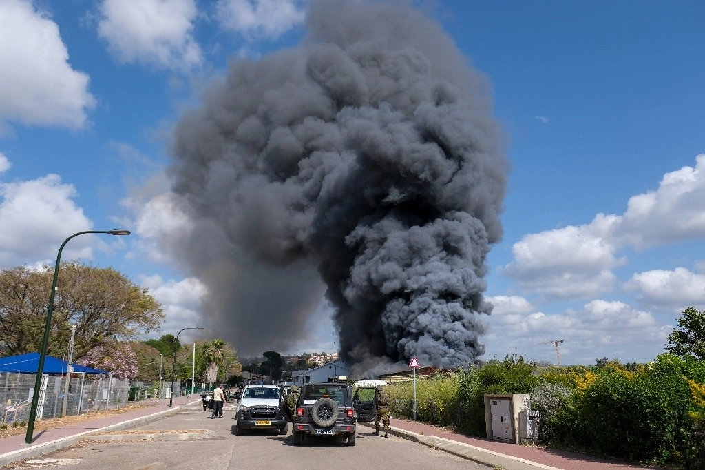 En Bezet, al norte de Israel, impactaron cohetes que no fueron interceptados por el sistema de defensa antimisiles, Cúpula de Hierro, el 6 de abril de 2023. Foto Ap