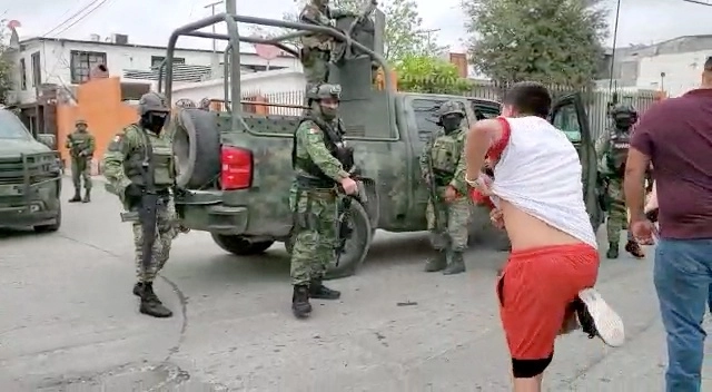 Elementos del Ejército intimidaron ayer a balazos a habitantes de la colonia Manuel Cavazos Lerma, municipio de Nuevo Laredo, Tamaulipas, que los encararon por la muerte de cinco jóvenes, la madrugada del domingo. Foto ‘La Jornada’
