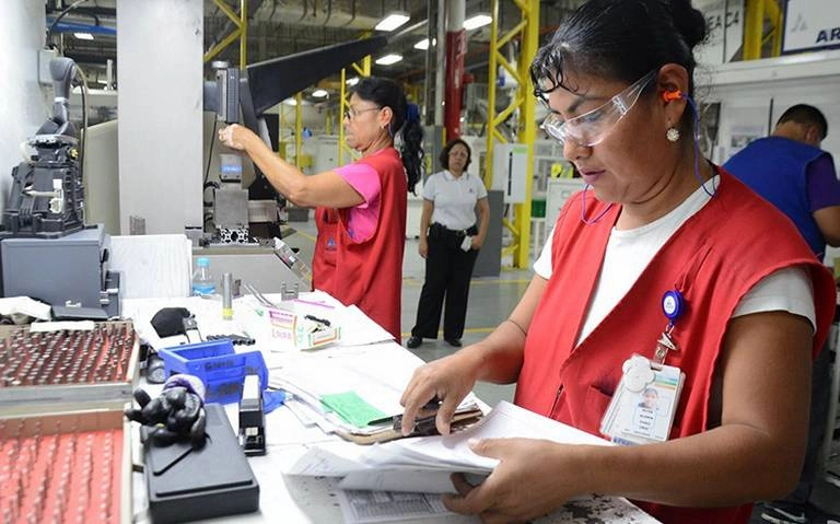 Las exportaciones, de la mano de los estímulos de Estados Unidos, impactó favorablemente al sector manufacturero nacional, sector en el que se han reabierto un gran número de plazas de trabajo. Foto Cristina Gómez / Archivo
