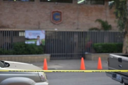 Parte de la fachada del colegio Cervantes, donde un alumno de sexto año mató a su maestra y luego se suicidó el viernes en Torreón, Coahuila. Foto Notimex