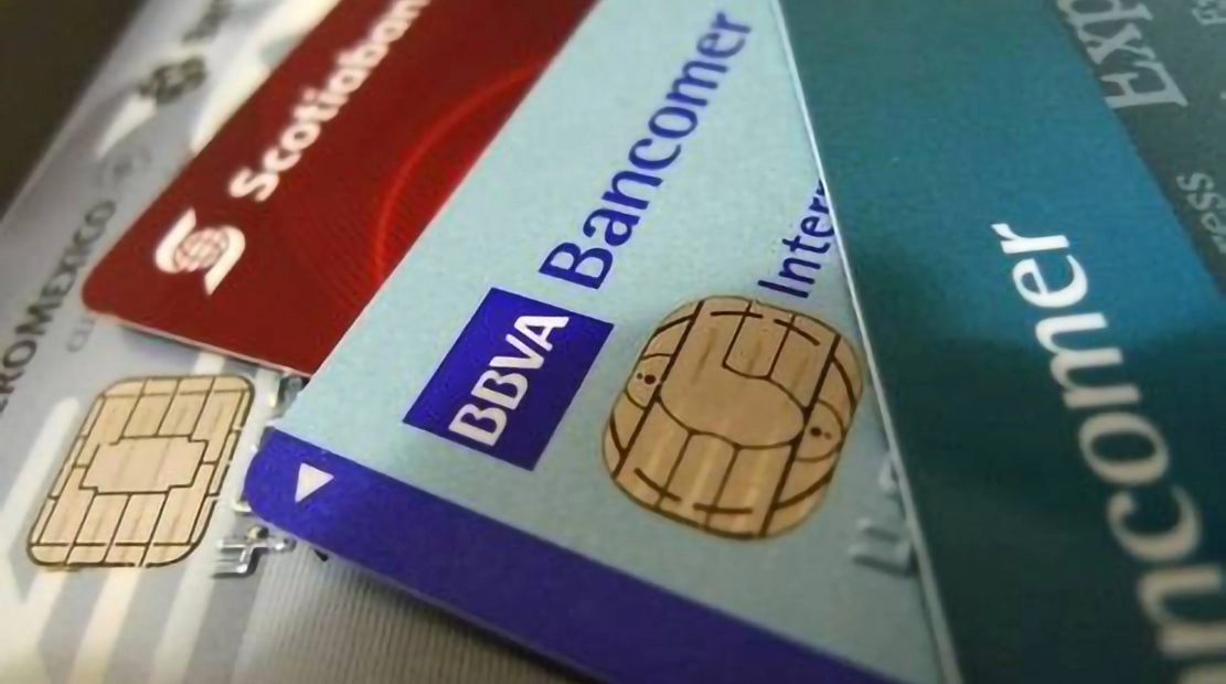 El "tarjetazo" volvió a relucir en noviembre, el gasto de los mexicanos con sus tarjetas de crédito fue de 165 mil 575 mdp, la cifra más alta para un solo mes desde que se tienen registros (2019) en el Banco de México, reveló la Condusef. Foto José Carlo González / Archivo