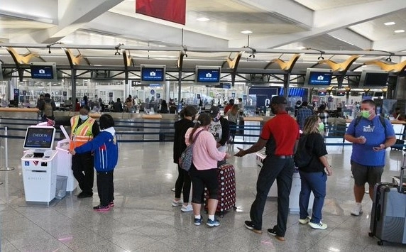 Diferentes personas esperan para poder despachar sus maletas en  el Aeropuerto de Atlanta. Foto tomada de la cuenta de Twitter @ATLairport