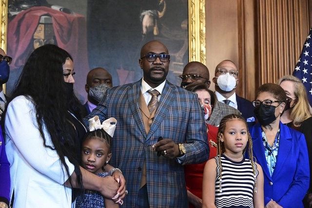 Familiares del afroestadunidense muerto hace un año en una calle de Minneapolis, asfixiado por la rodilla del policía blanco Derek Chauvin, previo a una reunión con la Presidenta de la Cámara de Representantes, Nancy Pelosi, en el Capitolio. Foto Ap