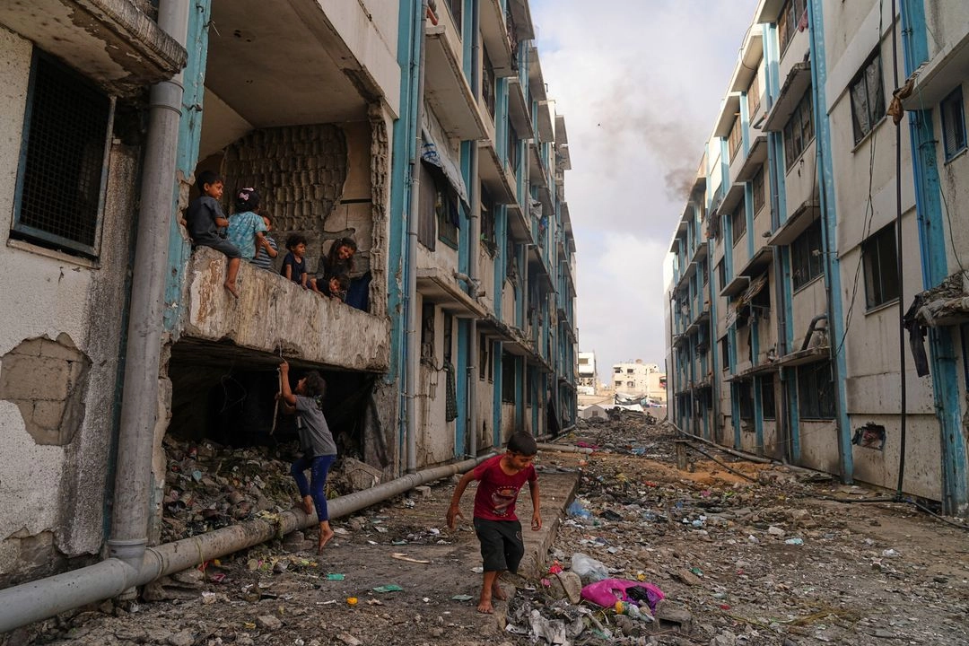Israel impuso a principios de marzo un bloqueo humanitario al territorio, parcialmente aliviado a finales de mayo, que provocó gravísimas penurias de alimentos, medicamentos y otros bienes esenciales.