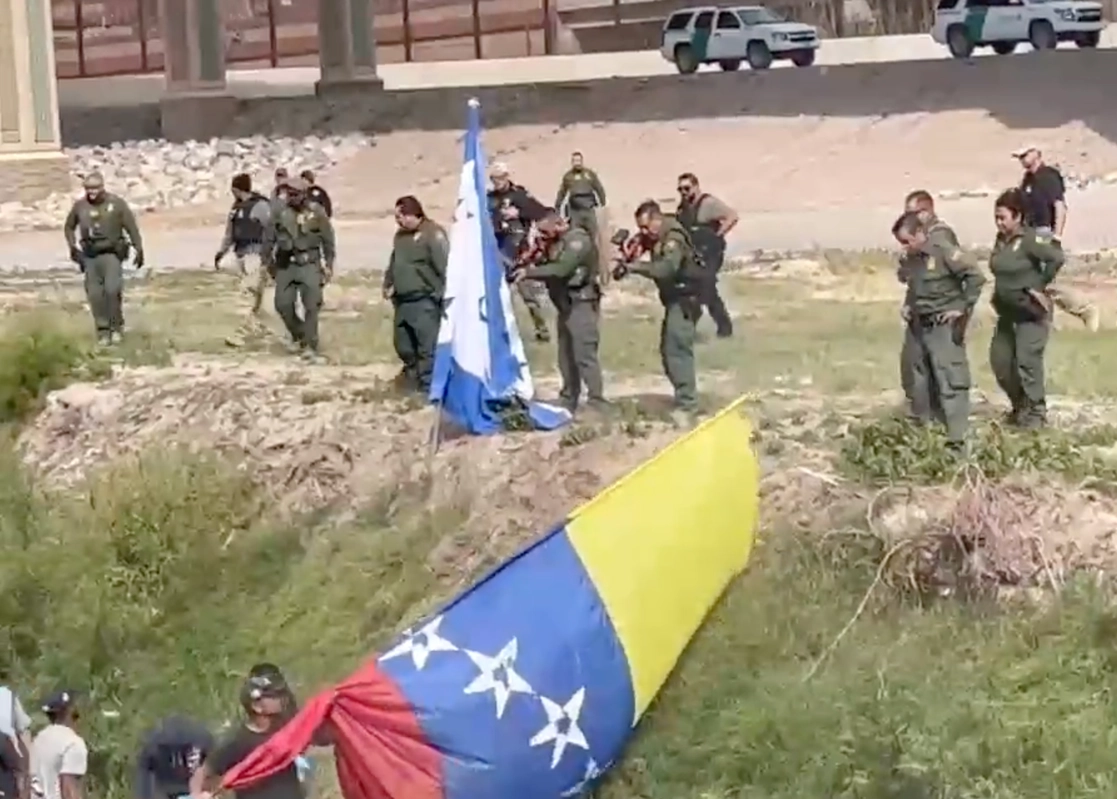En las imágenes se muestra a elementos de la Patrulla Fronteriza replegando la protesta de venezolanos. Foto  @fotornelas 