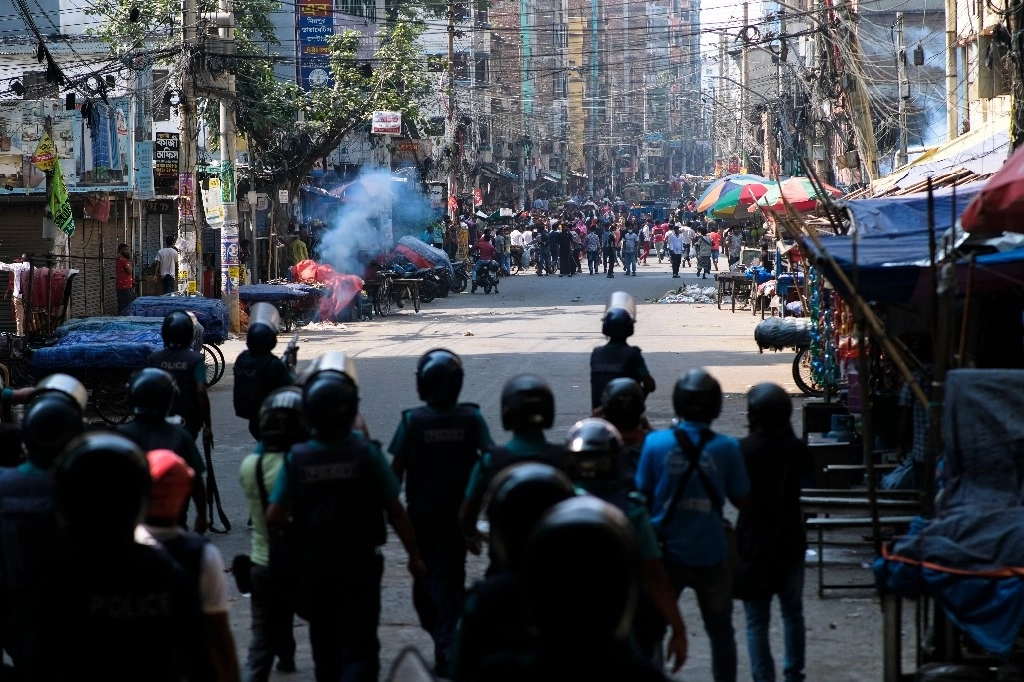 La policía dispara bombas lacrimógenas para dispersar a los trabajadores de una fábrica de ropa de Bangladesh que bloqueaban el tráfico exigiendo mejores salarios en el área de Dhaka-Mirpur en Bangladesh, el 2 de noviembre de 2023. Foto Ap