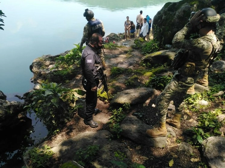 Elementos de la Secretaría de Seguridad Pública y Protección Ciudadana del Estado dispersan a los asistentes de la fiesta en playa Sayulita. Foto cortesía SSPC