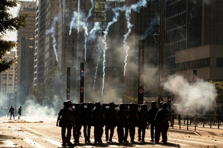 La policía utilizó gases lacrimógenos para dispersar a los manifestantes antigubernamentales en la ciudad más grande de Brasil cuando comenzaron a chocar con pequeños grupos leales al presidente Jair Bolsonaro. Foto Ap