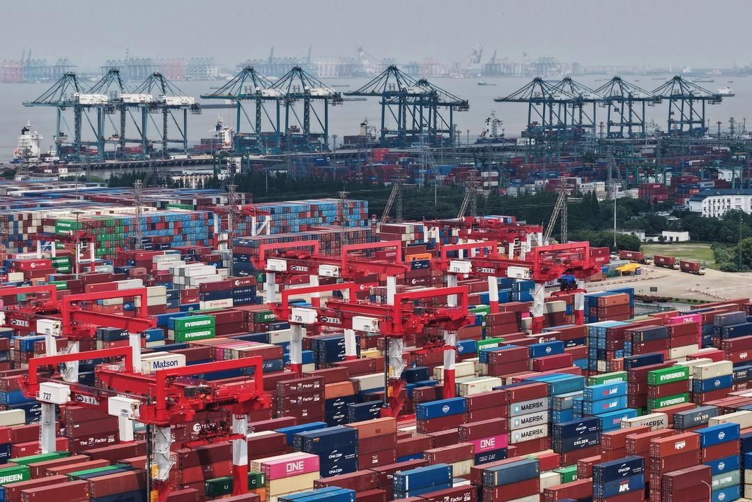 Contenedores en una terminal del puerto de Shanghái, China, el 9 de junio de 2025. Foto Chinatopix vía 