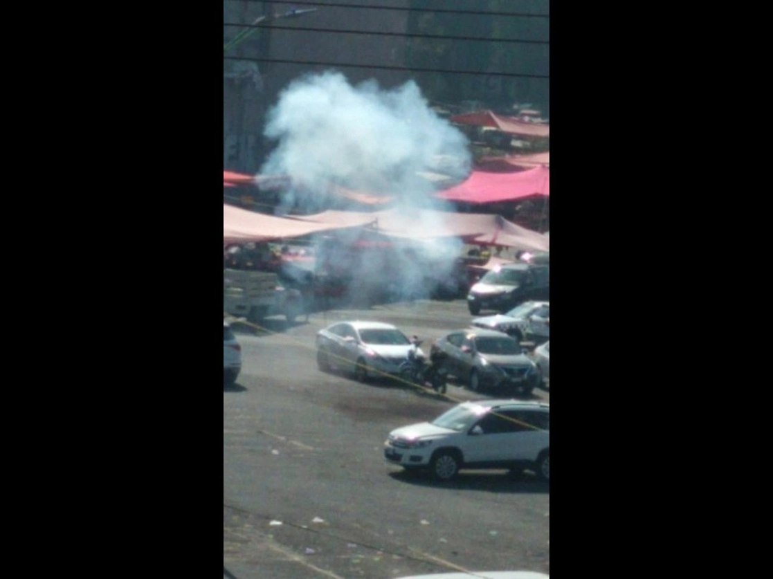Disparos de arma de fuego y detonaciones de bombas molotov entre dos agrupaciones que disputan espacios para vender en el tianguis que se instala los lunes en el centro de Cuautitlán Izcalli, Edomex, provocaron una estampida en la que siete personas resultaron lesionadas por caídas. Foto ‘La Jornada’