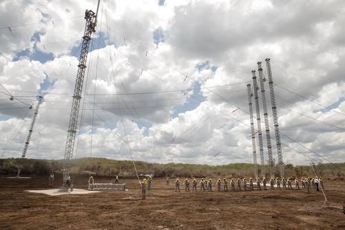 La empresa productiva del Estado reportó que el año pasado obtuvo ingresos por más de 556 mil millones de pesos. La imagen es de maniobras de trabajadores para evitar afectaciones en la temporada de huracanes. Foto Yazmín Ortega Cortés/ archivo