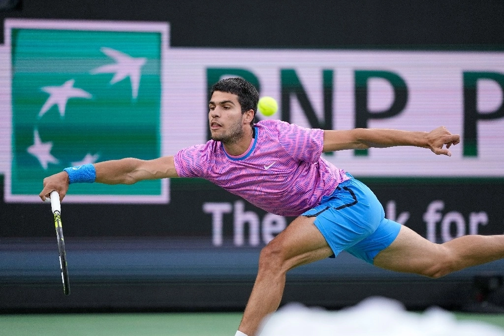 Alcaraz, vigente campeón de este Masters 1000, se disponía a servir tras sólo 10 minutos de juego cuando se dio cuenta de que varios insectos revoloteaban sobre su cabeza. Foto Ap