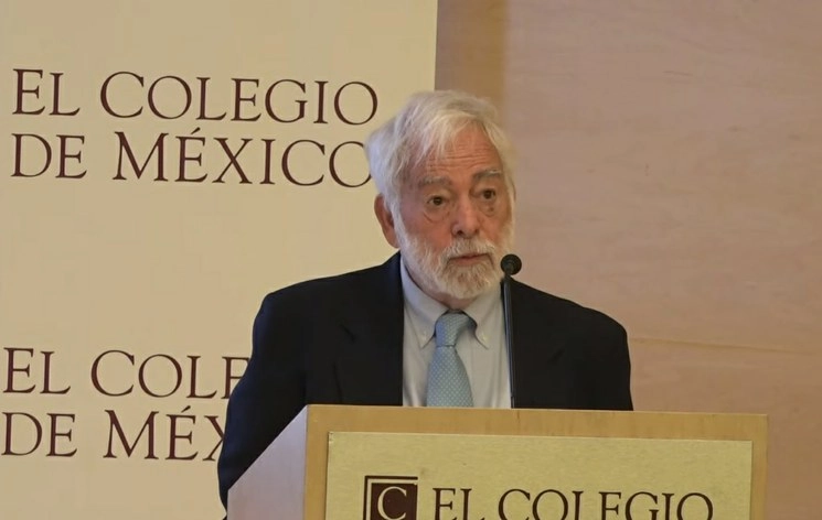 El historiador Herbert Klein, durante su discurso al recibir el Premio Alfonso Reyes 2019. Fograma del video publicado en la cuenta de Twitter @elcolmex