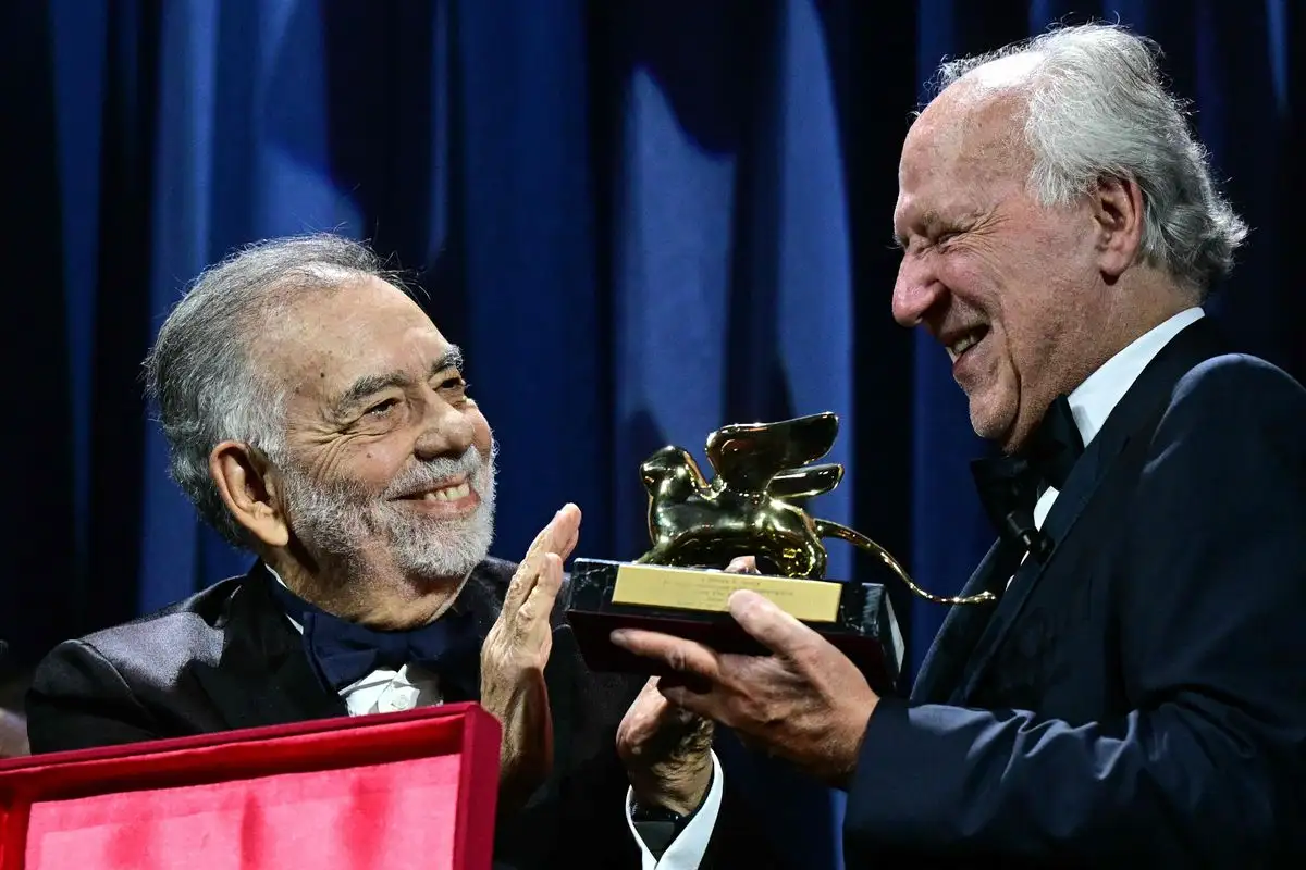 El cineasta alemán Werner Herzog (derecha) recibe el León de Oro a la Trayectoria de manos del director estadunidense Francis Ford Coppola, durante la ceremonia de apertura de la edicición 82 del Festival Internacional de Cine de Venecia. Foto 