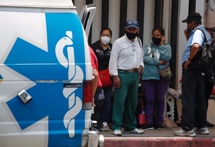 Familiares de un paciente del Hospital General "Doctor Manuel Gea González" el pasado 21 de julio de 2020. Foto Cristina Rodríguez 