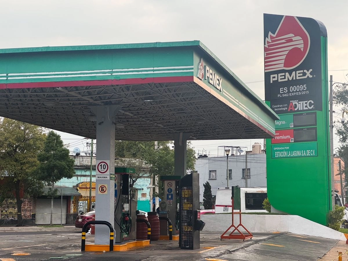 Una gasolinera cerrada debido al desabasto del combustible. Foto