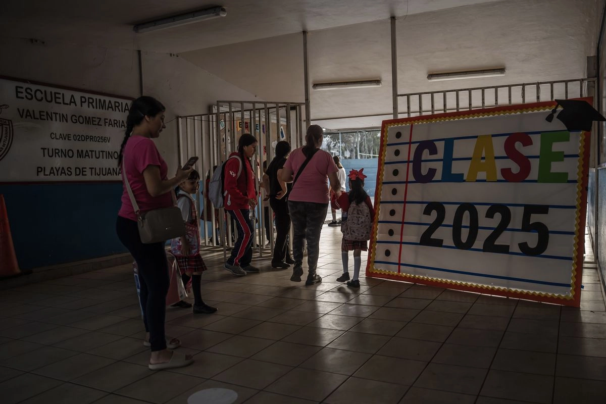 La directora del plantel les pidió recoger a sus hijos que presenten estos síntomas para llevarlos a que les proporcionen atención médica. Foto 