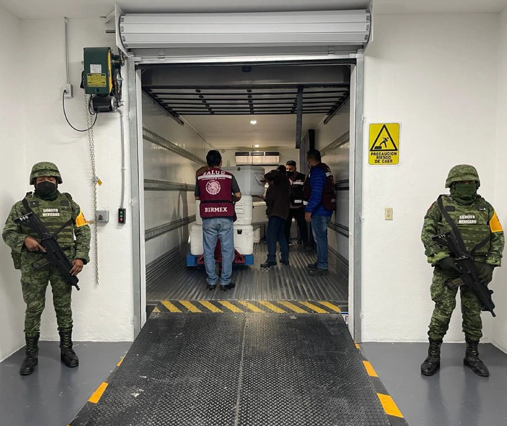 La distribución de vacunas se realiza en conjunto con Sedena. Foto Birmex