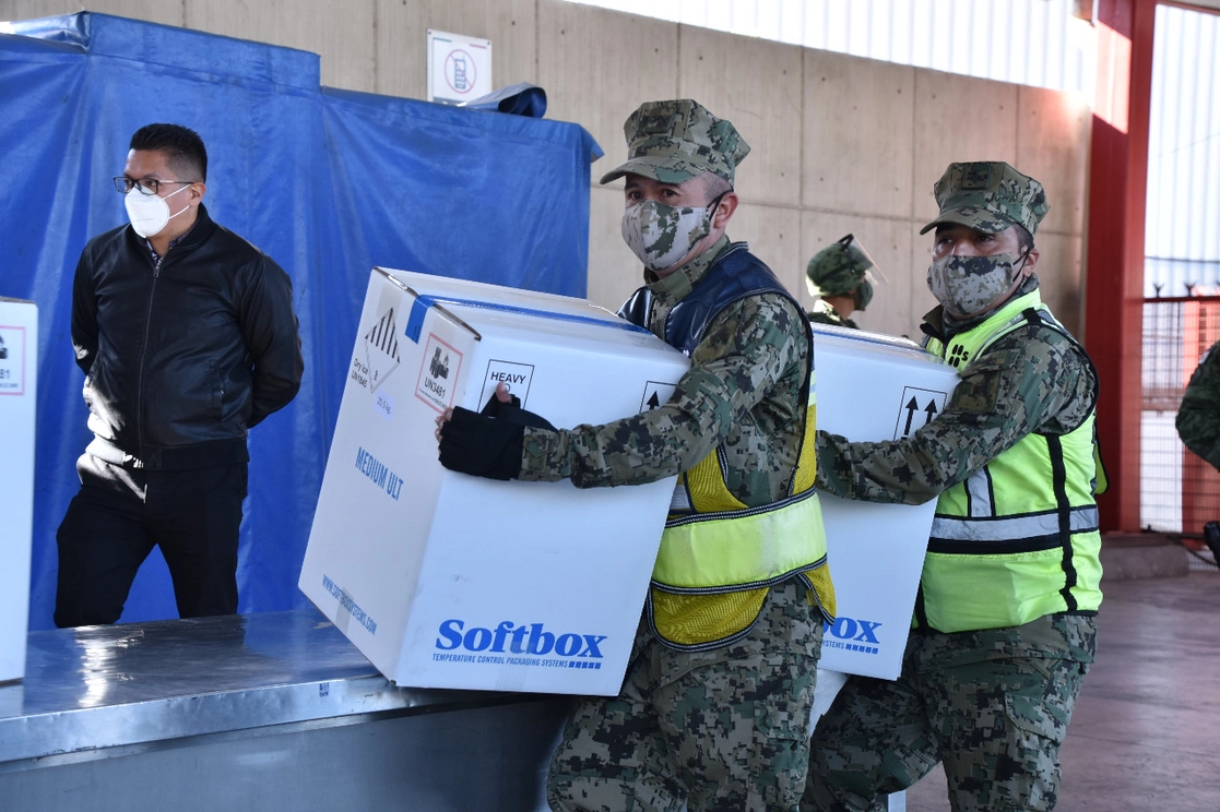 La Armada de México ha trasladado seis mil 960 dosis de la vacuna por vía aérea. Otras siete mil 465 vacunas fueron repartidas por vehículos terrestres. Foto cortesía Semar 