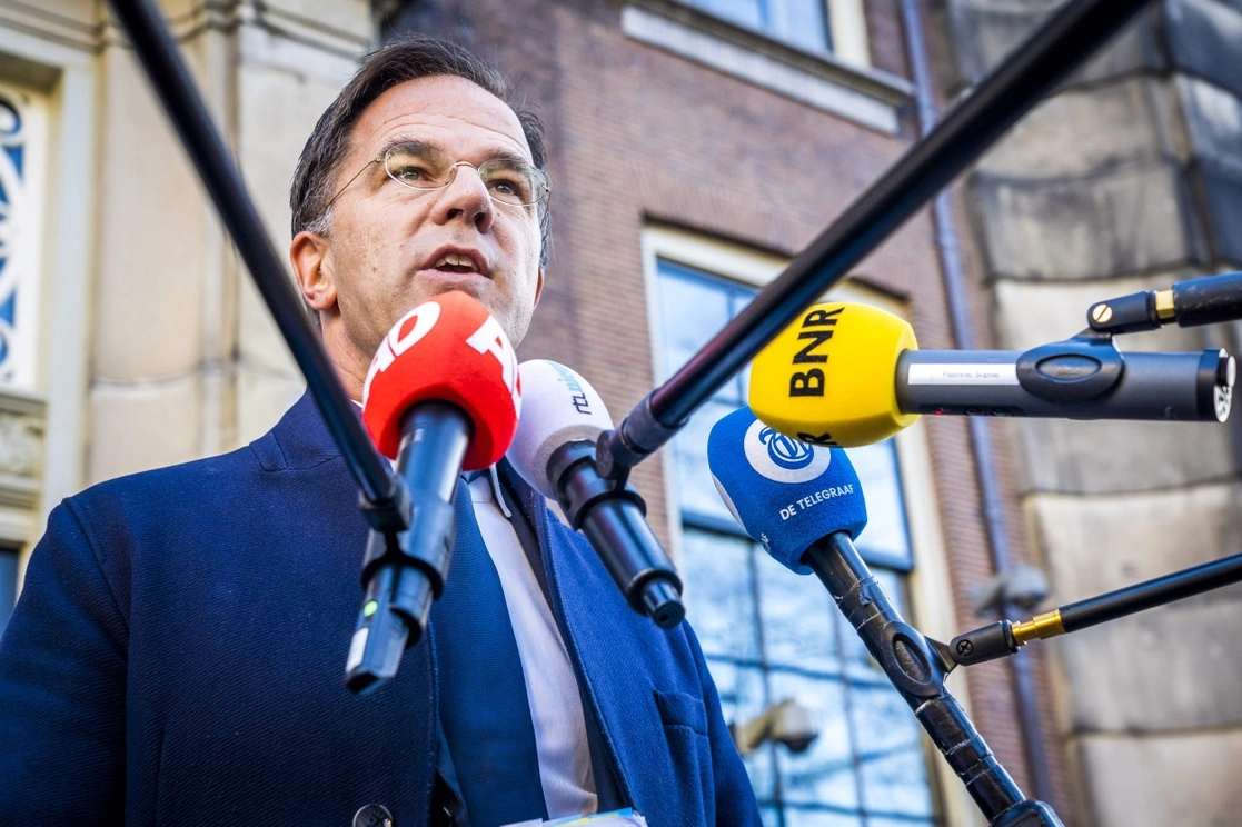 Los disturbios de protesta contra las medidas anti-Covid que sacuden Holanda desde el viernes son un acto de "pura violencia" por parte de "idiotas", dijo el primer ministro holandés, Mark Rutte. La imagen, del 21 de noviembre de 2021. Foto Afp 