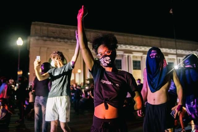 Durante la protesta de anoche en Kenosha, Wisconsin, contra la brutalidad policiaca. Foto Afp