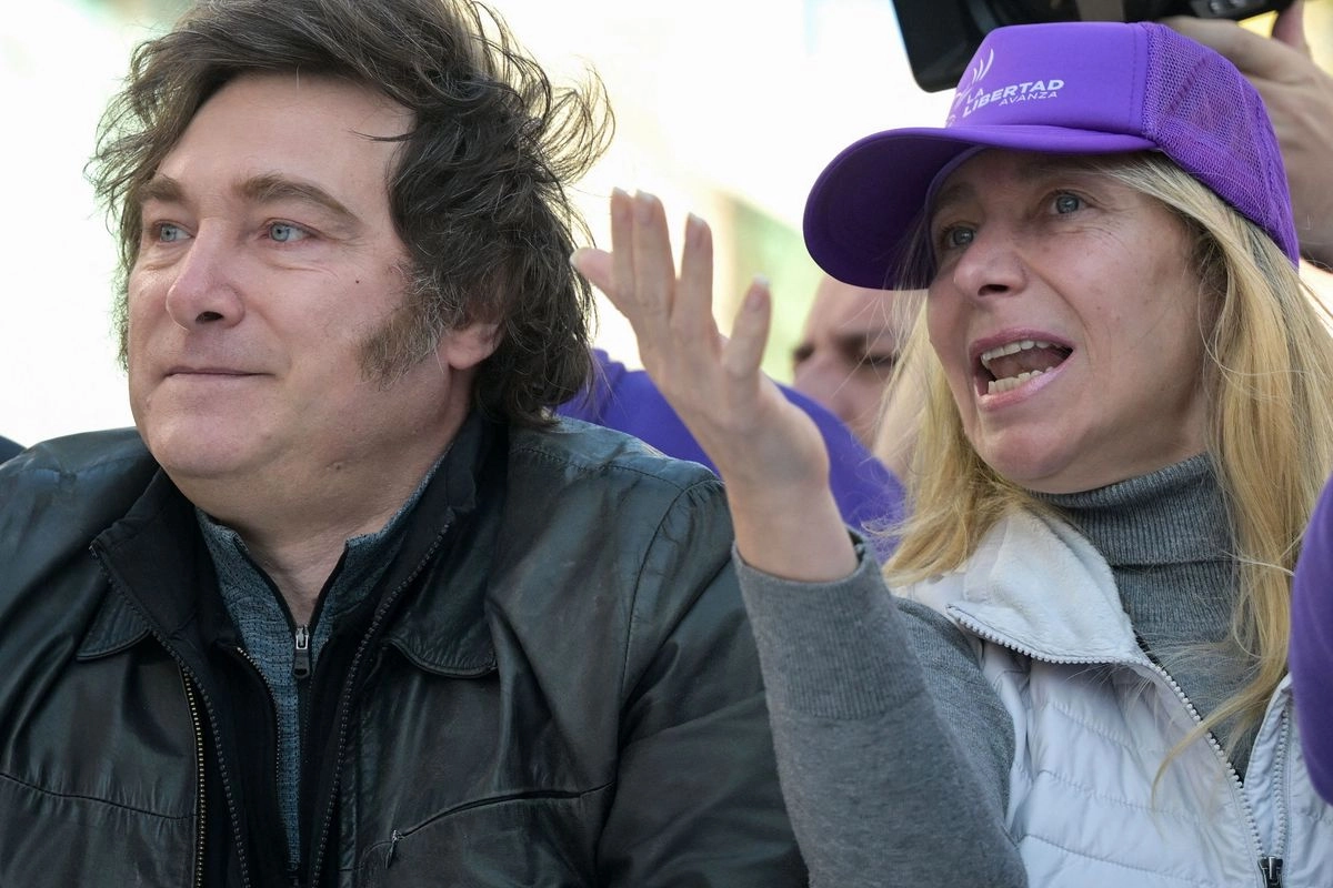 El presidente argentino Javier Milei (izq.) y su hermana, la secretaria general de la presidencia, Karina Milei, encabezan una caravana durante un mitin previo a las elecciones legislativas provinciales en Lomas de Zamora, provincia de Buenos Aires, Argentina, el 27 de agosto de 2025. Foto