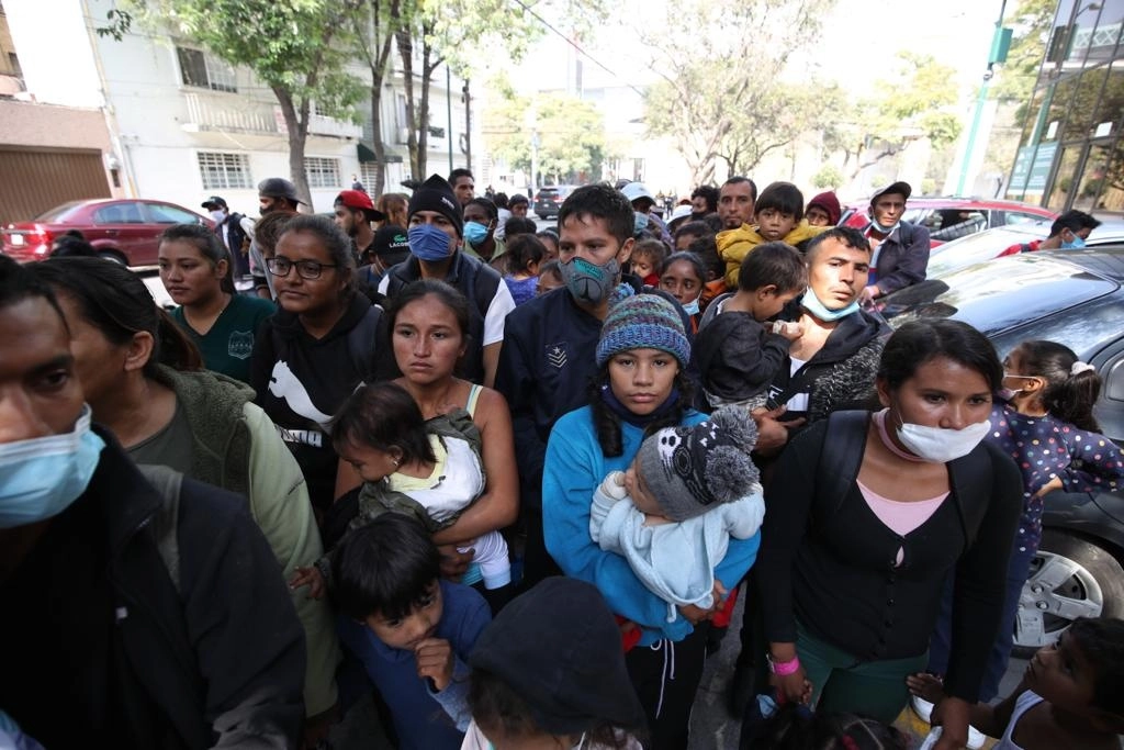 Integrantes de la caravana migrante, ayer en las oficinas del Instituto Nacional de Migración, en la Ciudad de México. Foto Yazmín Ortega Cortés