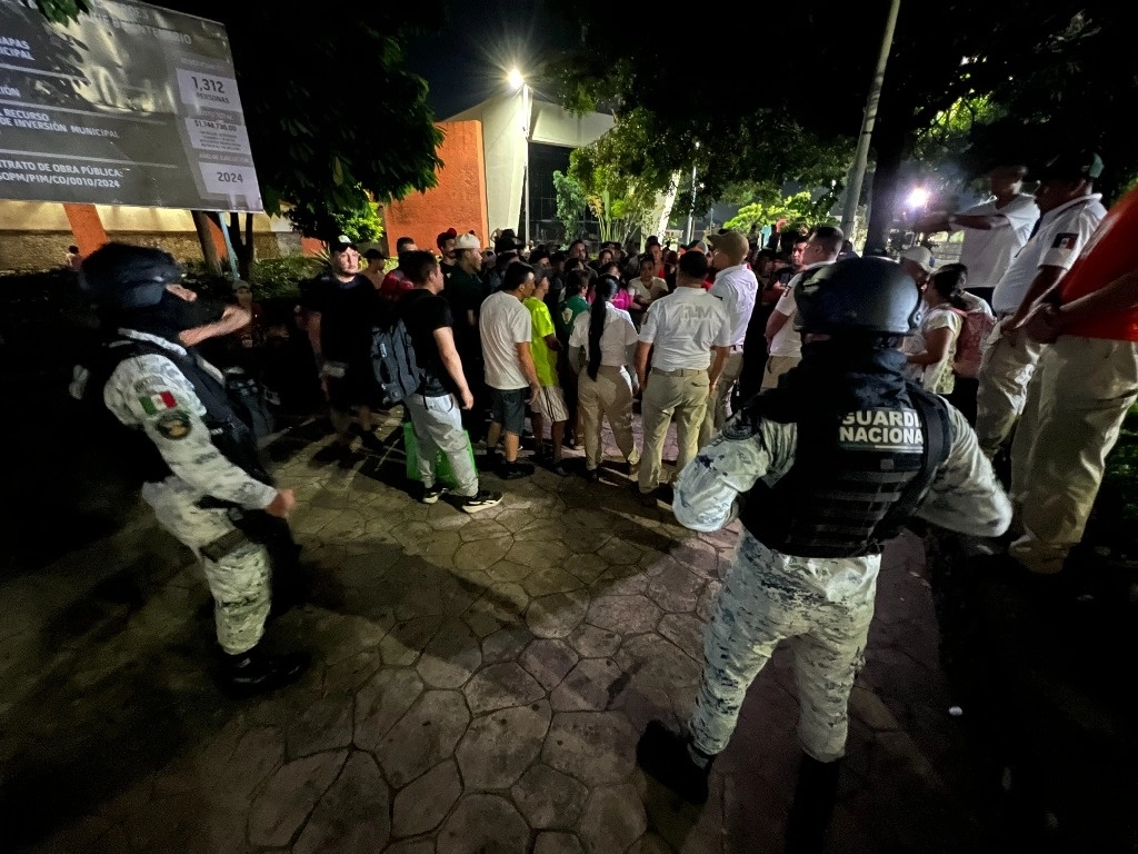 El INM y la GN realizan operativos en el centro de Tapachula, Chiapas, para disuadir a los migrantes de salir en caravana. Foto Édgar H. Clemente 