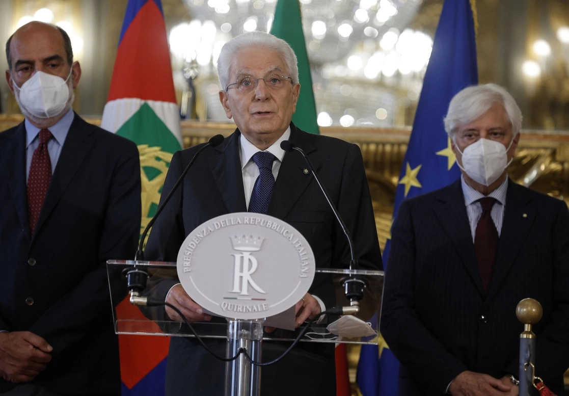 El presidente de la República Italiana, Sergio Mattarella, disolvió el Parlamento, lo que provocará de manera automática elecciones anticipadas, el 21 de julio de 2022. Foto Ap