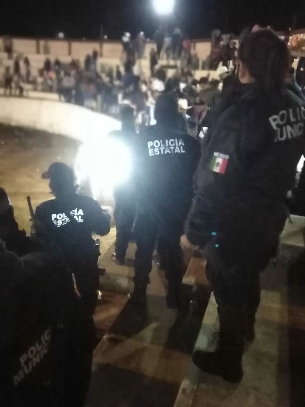 Las autoridades de los tres niveles de gobierno llevaron a cabo un operativo para pedir a los presentes volver a su casa. Foto Myriam Navarro González 