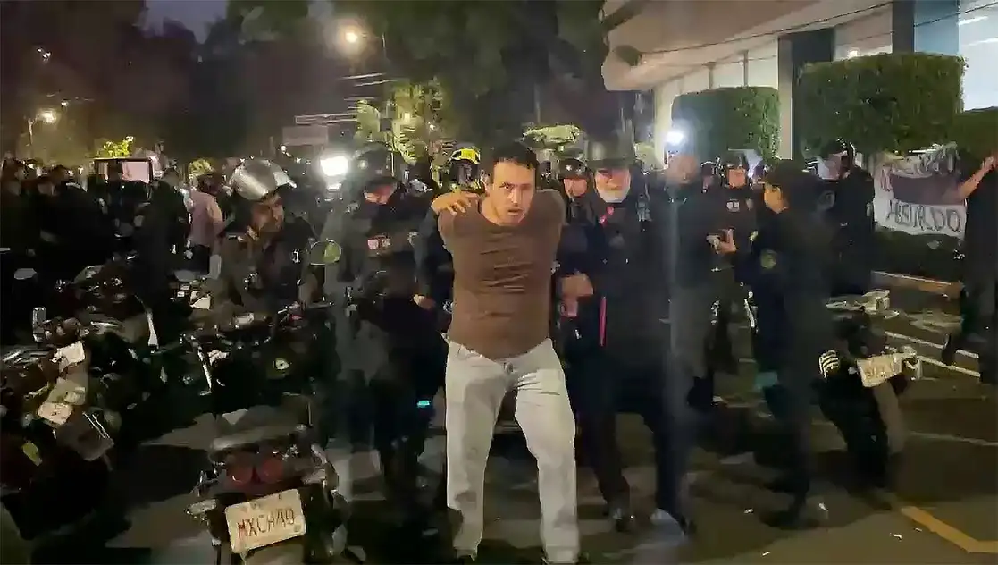 Organizaciones se manifestaron frente a la Semovi y realizaron bloqueos para exigir que no entren en vigor cambios en el reglamento de tránsito que regulan la circulación de estos vehículos en vías de acceso controlado. Foto ‘La Jornada’





