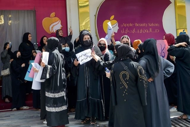 Docenas de mujeres afganas se manifestaron contra el veto a los salones de belleza luego de que el Talibán anunció su cierre en todo el país, el 19 de julio de 2023. Foto Afp 