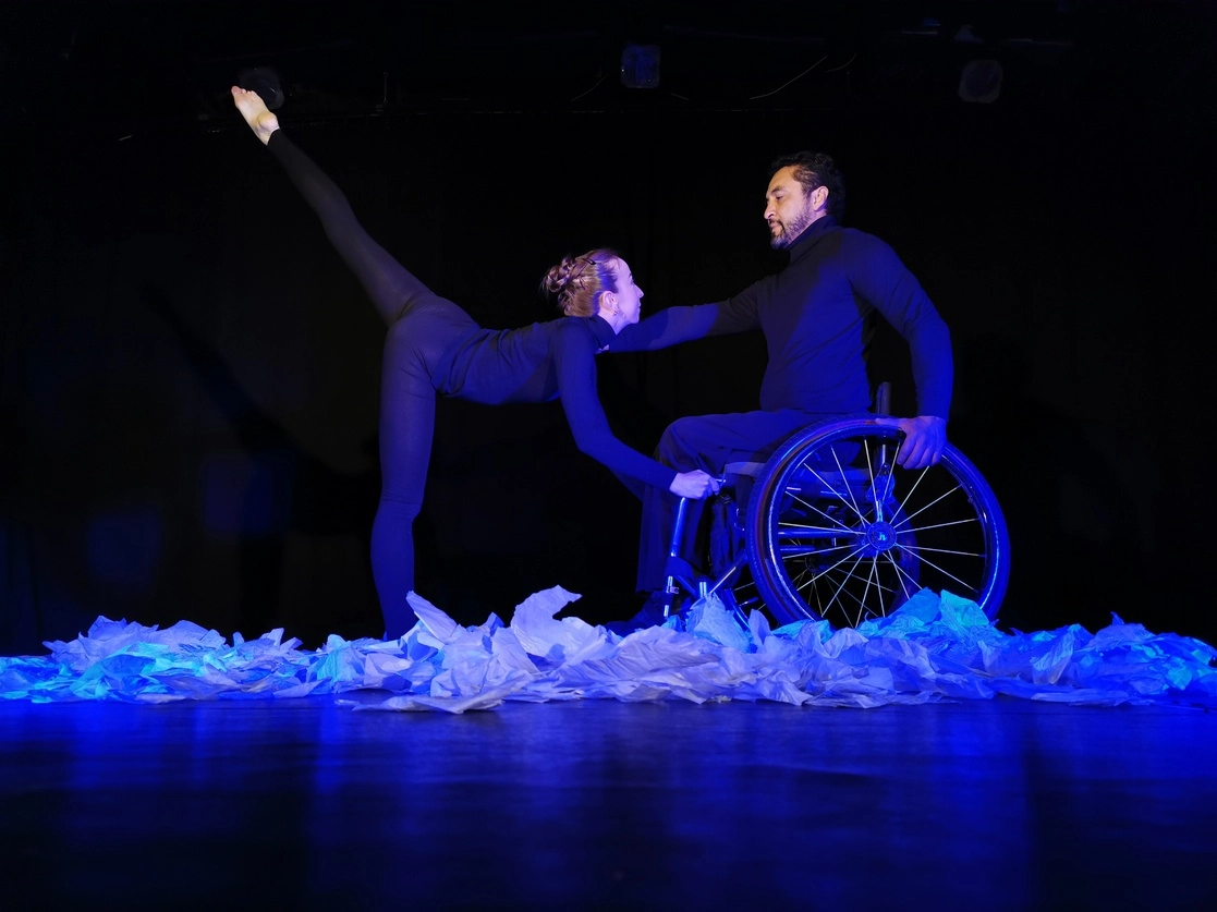 Helena Hernández y Óscar Lara Madrid interpretan la pieza 'Juntos en nuestra colectiva soledad', coreografía de Érick Miranda. Foto cortesía de Los Talleres