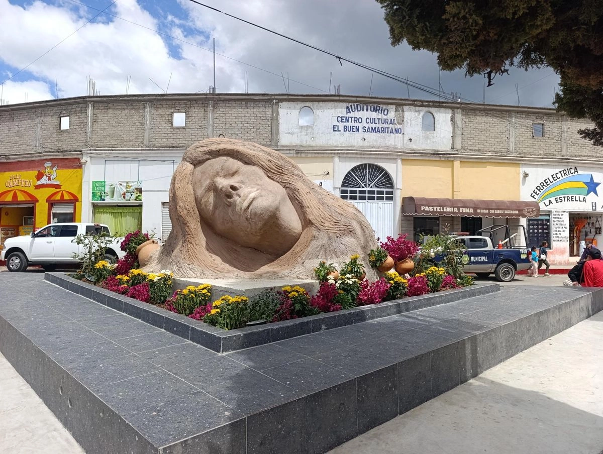 La instalación de una estatua titulada Sueño en primavera, de la escultora Blanca Ricci Diestel, ha sido motivo de diversos comentarios y burlas de los lugareños. Foto 