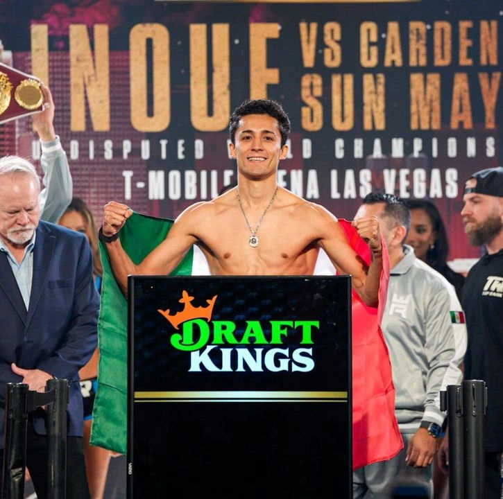 Con un boxeo contundente y arriesgado, el mexicano Rafael Divino Espinoza retuvo el cetro mundial de peso pluma de la OMB. Foto 