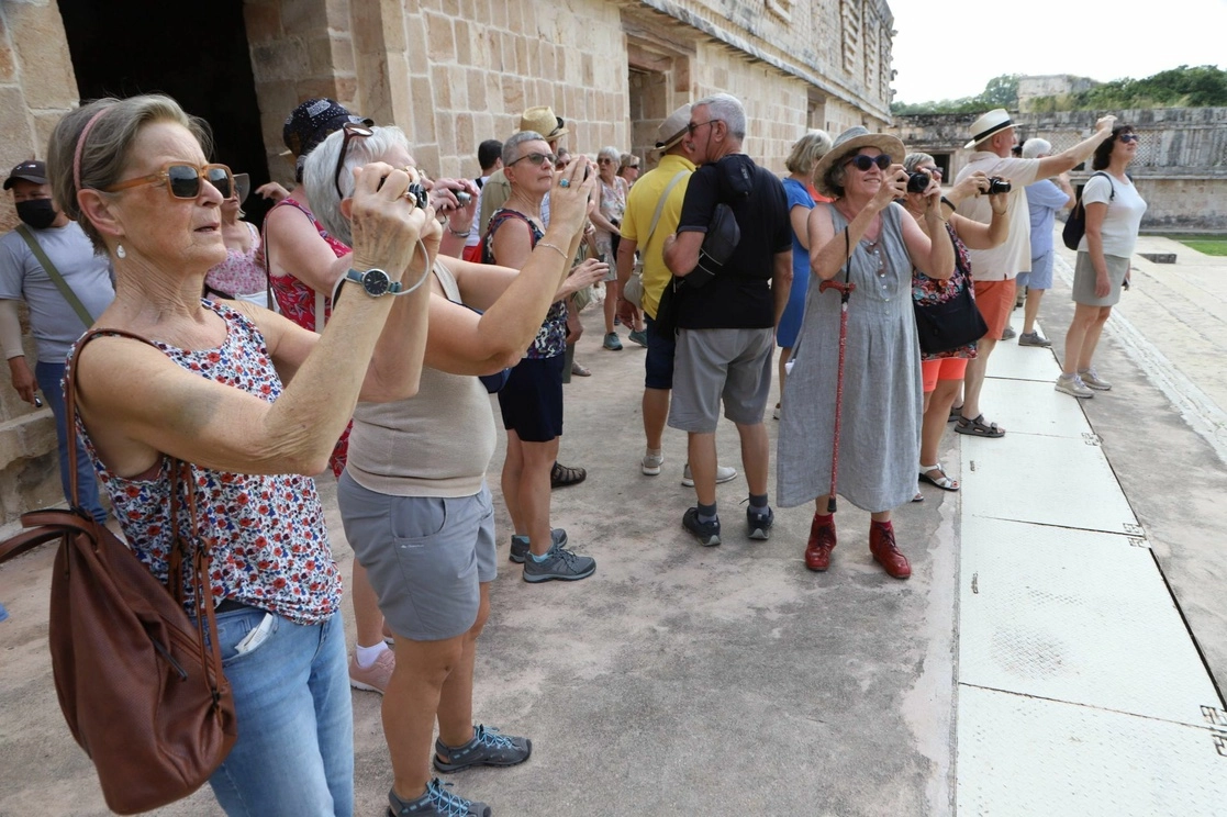 Turistas extranjeros visitan la zona arqueológica de Uxmal, en Yucatán, el 7 de diciembre de 2022. Foto Cuartoscuro 